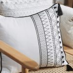 کوسن گلدوزی طرح کمند 40*40 بروجرد رنگ طوسی